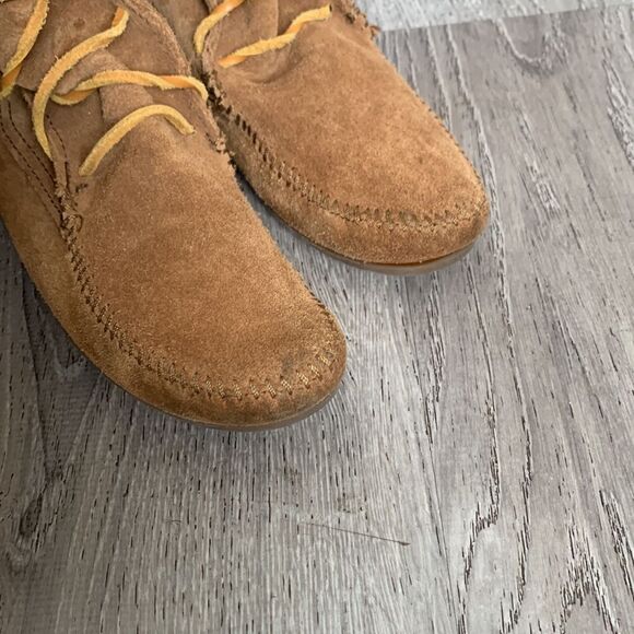 MINNETONKA BROWN SUEDE MOCCASIN BOOTS - Picture 15 of 15